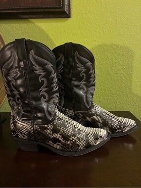 Laredo Black and White Snake-Print Cowboy Boots size 10D brand new
